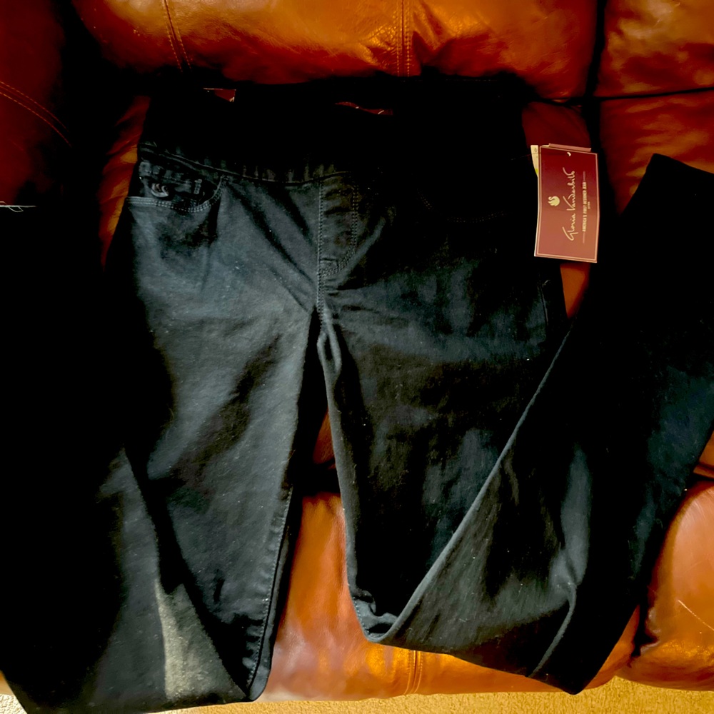 Size 4 Gloria Vanderbilt Amanda style Black jeans. Brand New with tags.